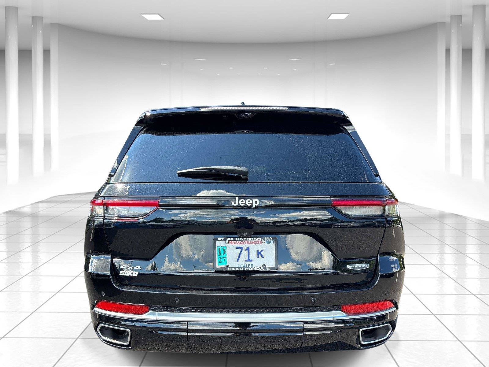 Used 2023 Jeep Grand Cherokee Summit w/ Adv Protech Group IV AWD/4WD image 5