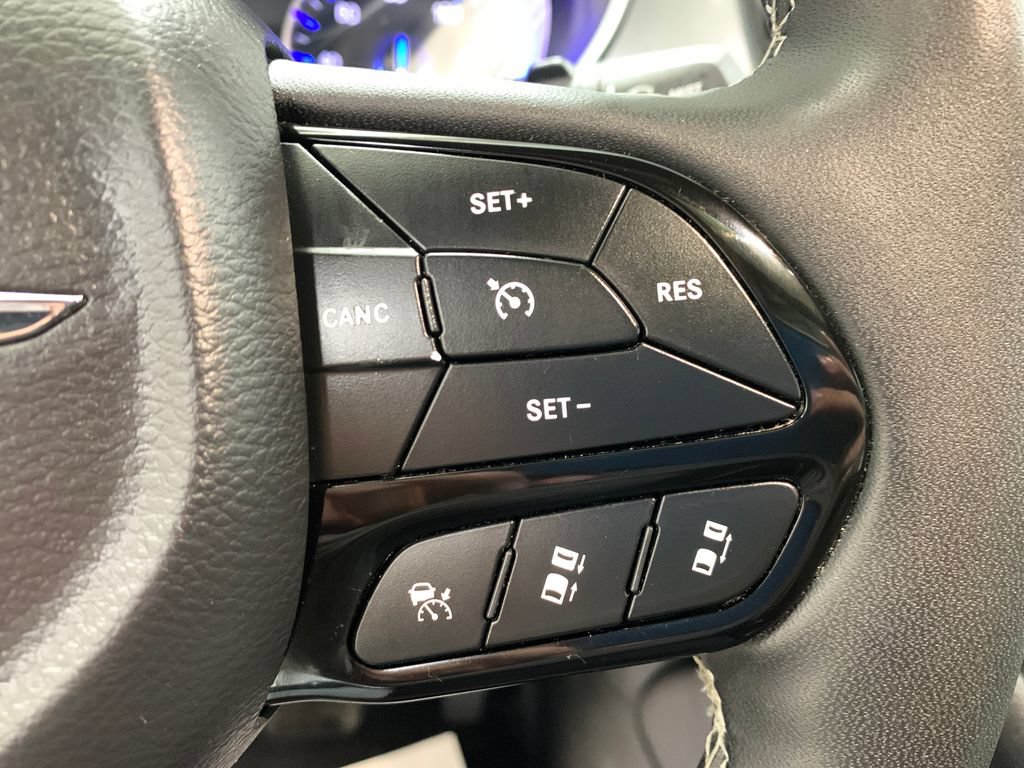 Used 2025 Chrysler Pacifica Limited FWD image 13