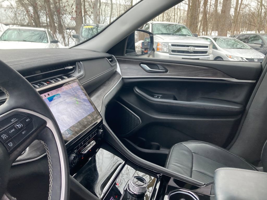 Used 2023 Jeep Grand Cherokee Limited w/ Luxury Tech Group II image 16