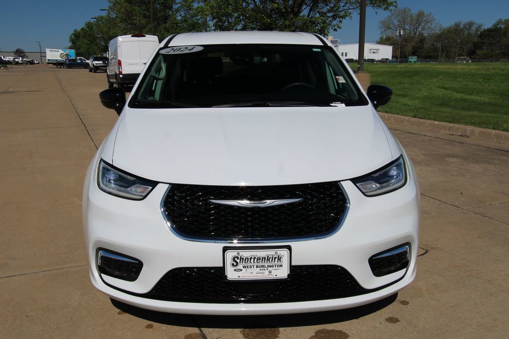 Used 2024 Chrysler Pacifica Touring-L FWD image 2