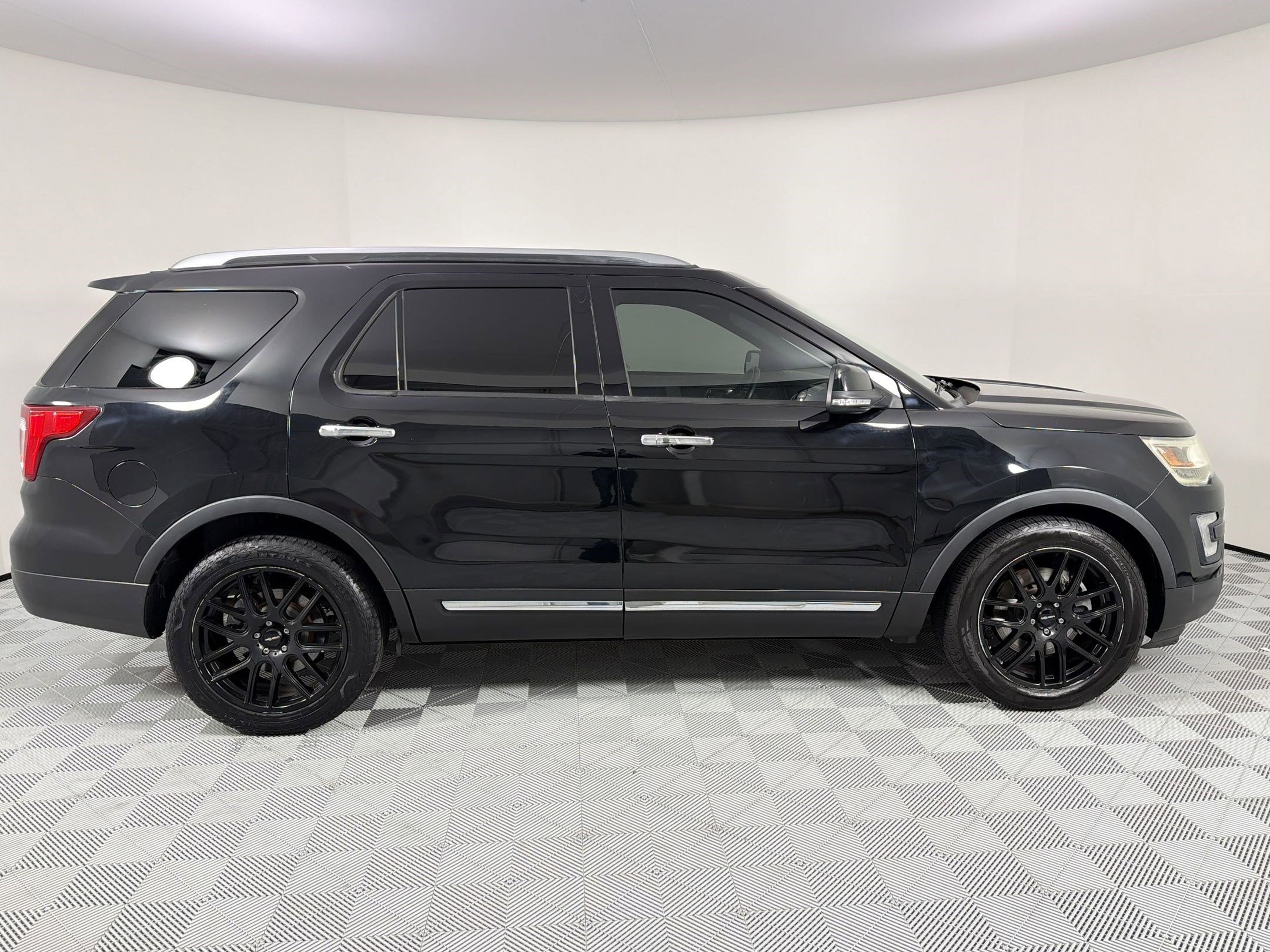 Used 2016 Ford Explorer Limited image 8