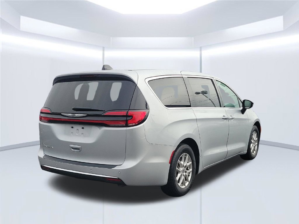 Used 2024 Chrysler Pacifica Touring-L FWD image 5
