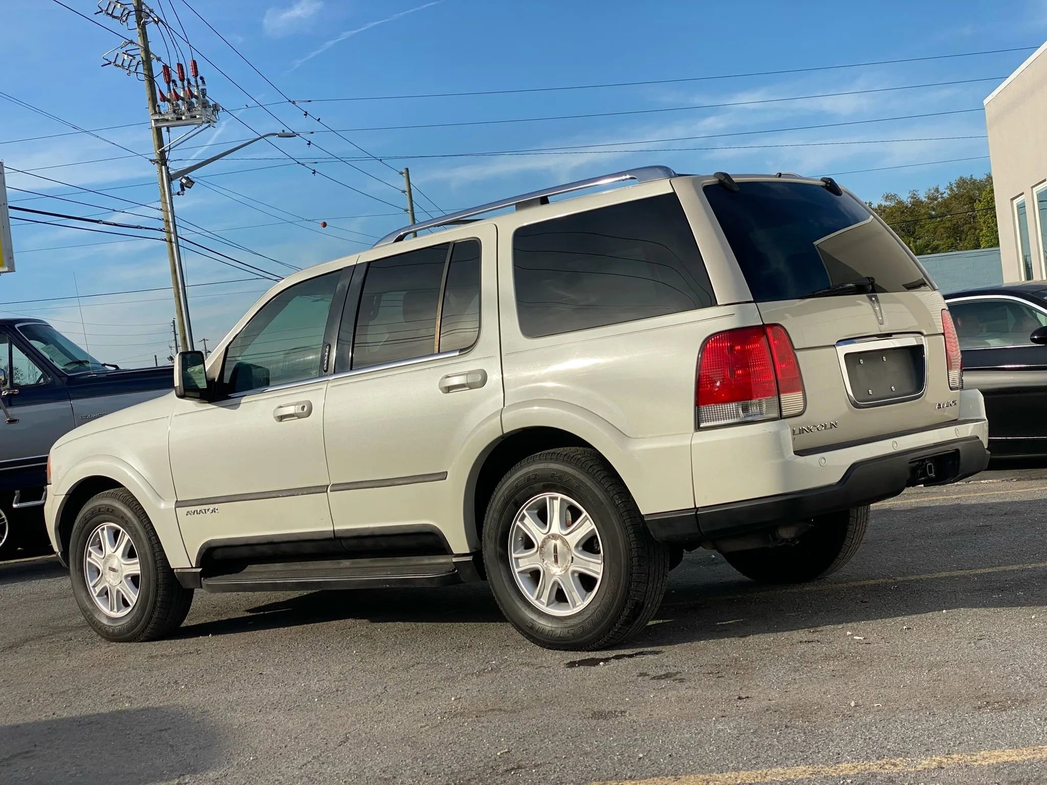 Used 2004 Lincoln Aviator Luxury RWD image 3