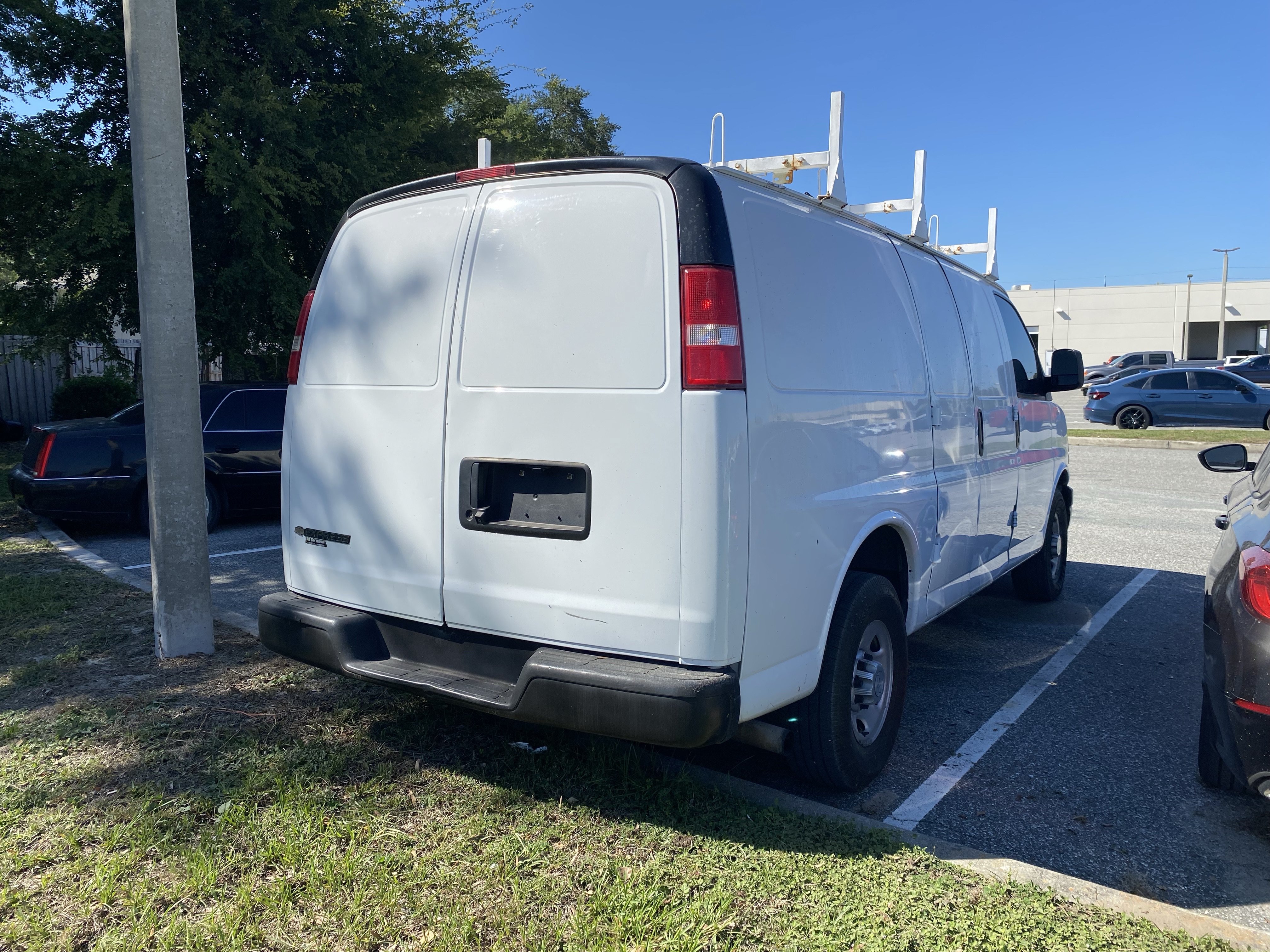 Used 2019 Chevrolet Express 2500 RWD image 18