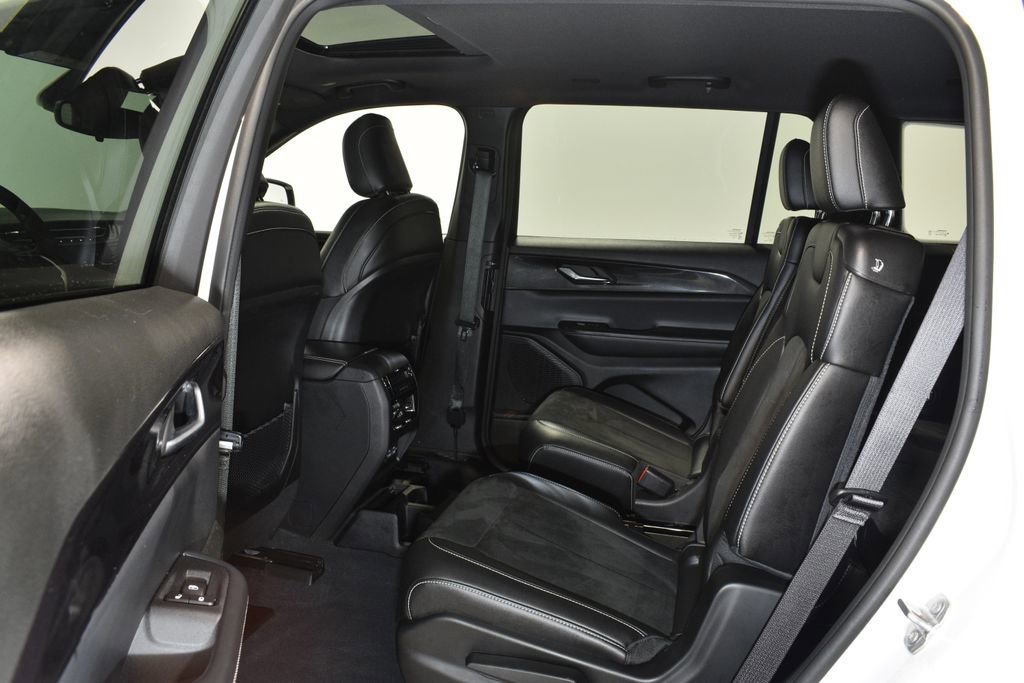 Used 2023 Jeep Grand Cherokee L Laredo image 26