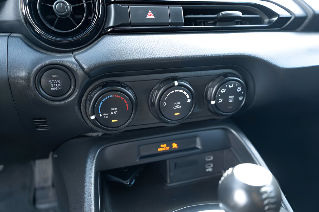 Used 2024 MAZDA MX-5 Miata Sport RWD image 20