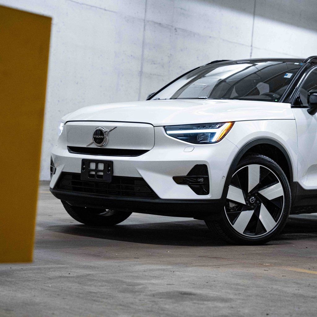 Certified 2023 Volvo XC40 Recharge Ultimate image 2