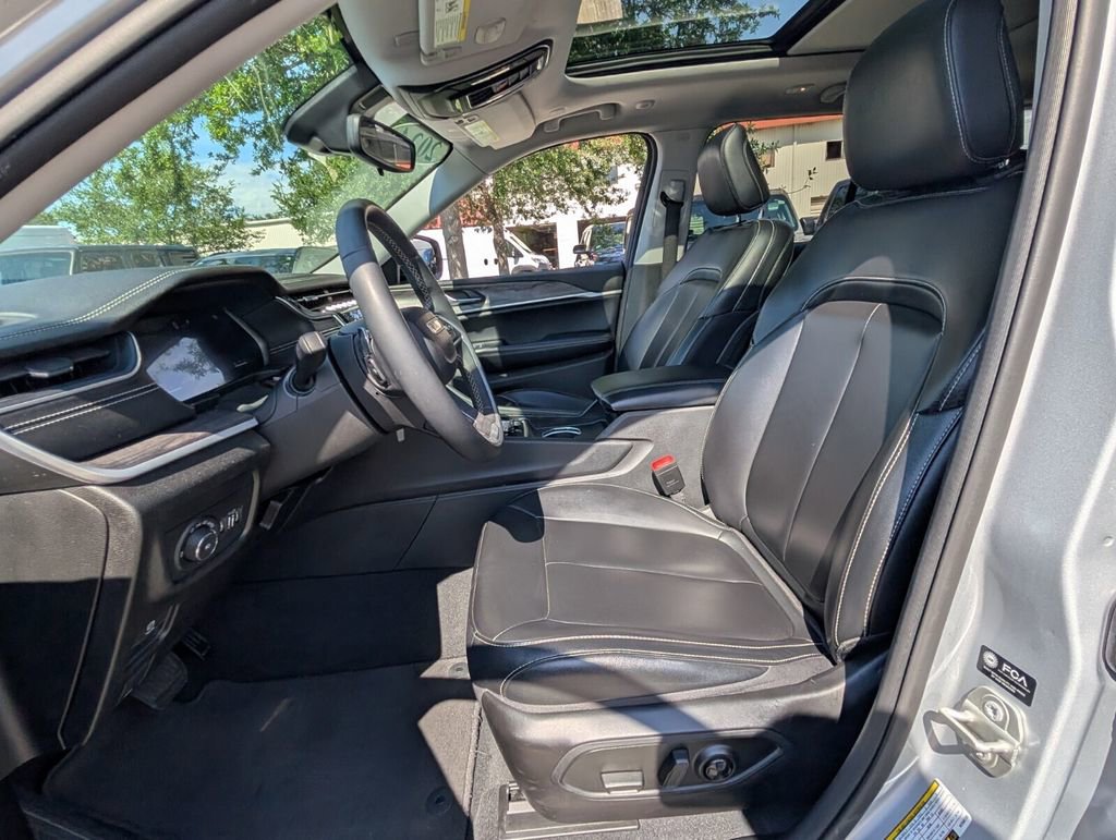 Certified 2024 Jeep Grand Cherokee Limited image 11