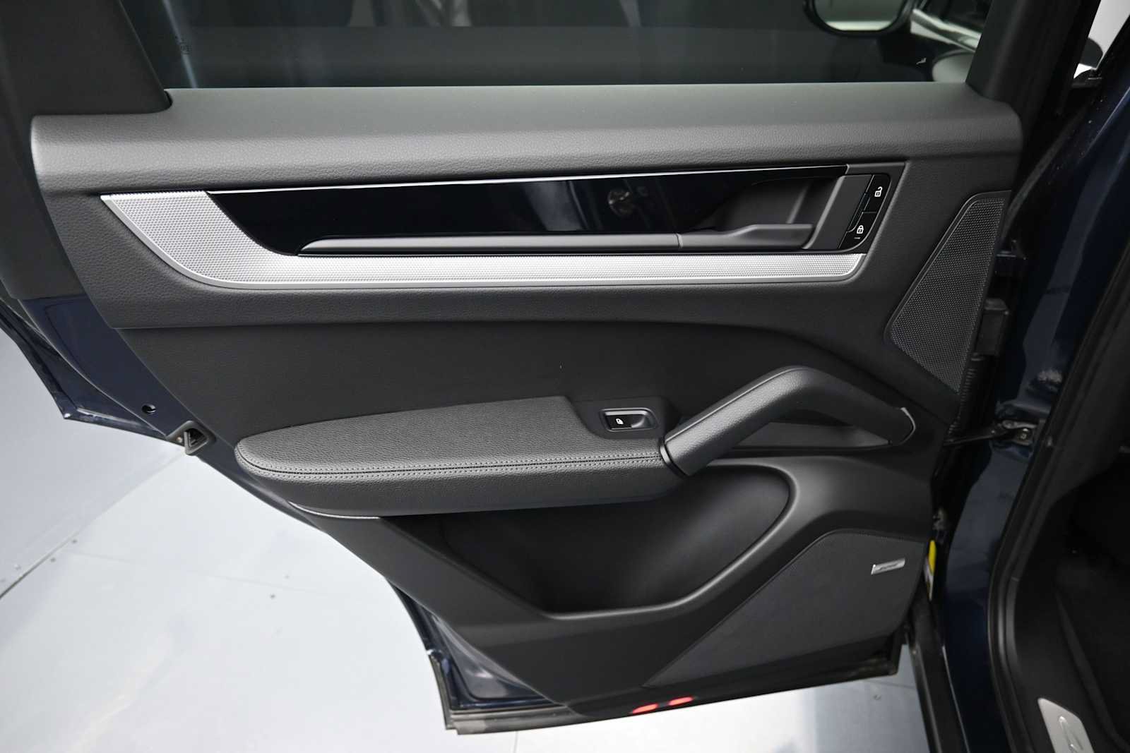 Certified 2025 Porsche Cayenne AWD/4WD image 19