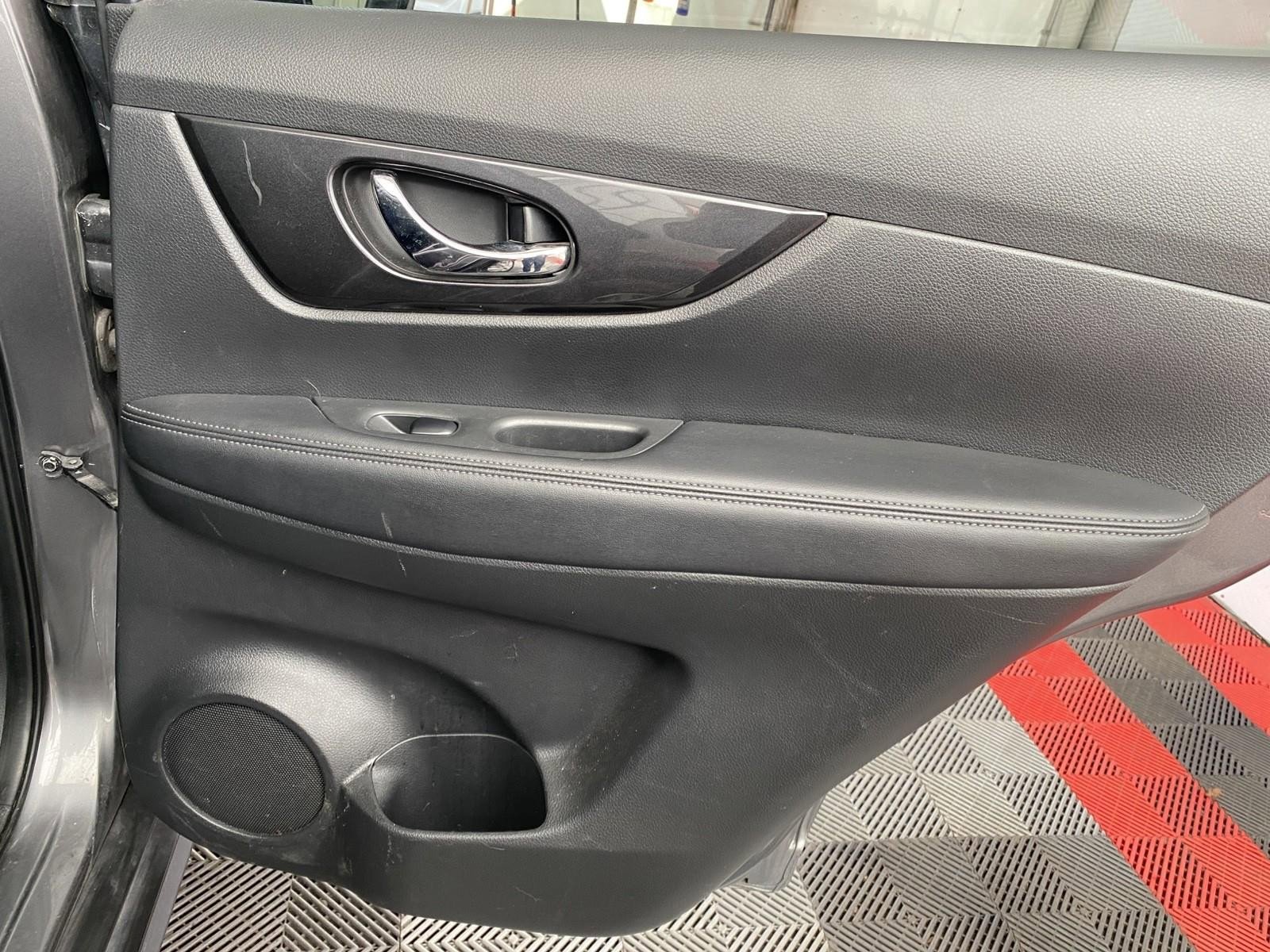 Used 2018 Nissan Rogue SV w/ Premium Package image 10