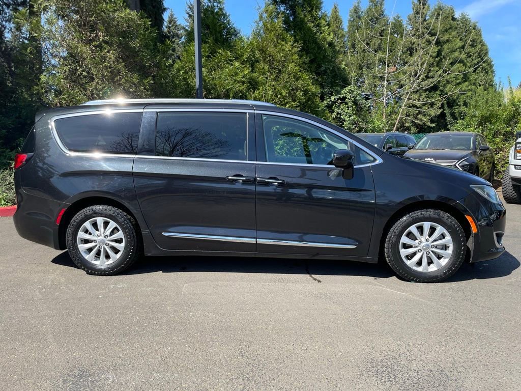 Used 2019 Chrysler Pacifica Touring-L image 3