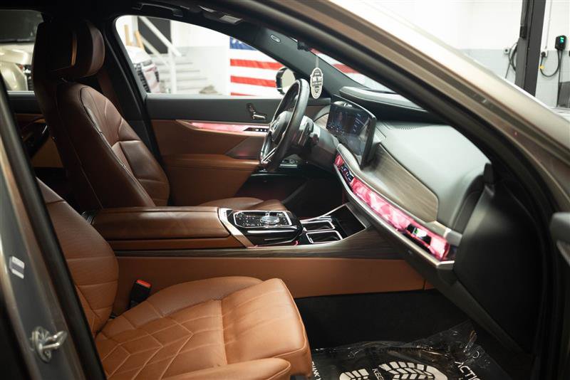 Used 2023 BMW 760i xDrive AWD/4WD image 13