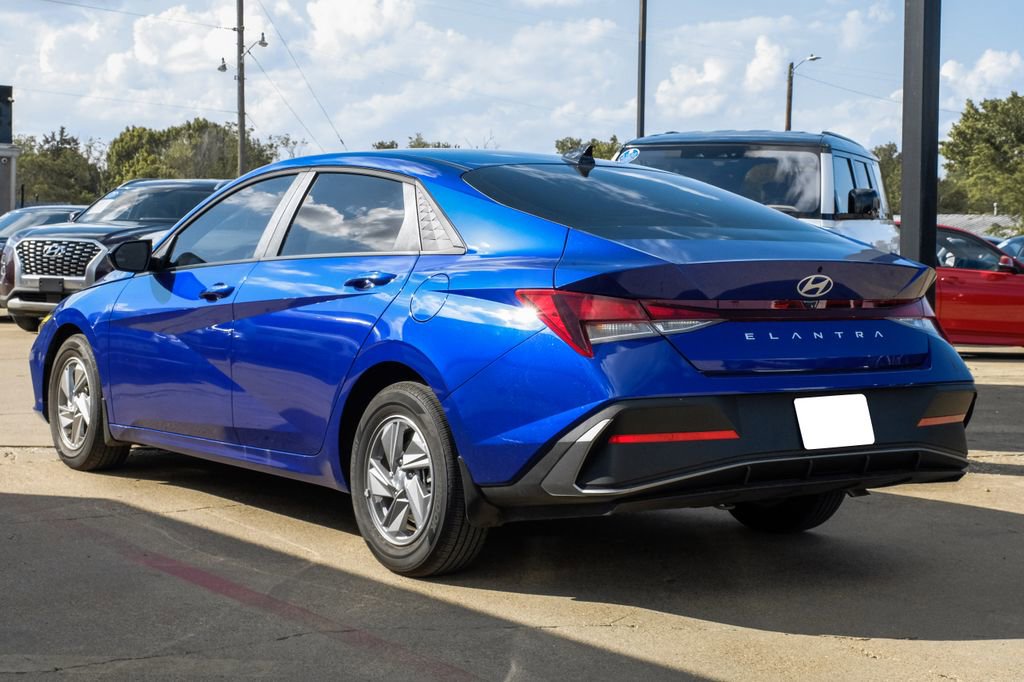 Used 2025 Hyundai Elantra SE image 14