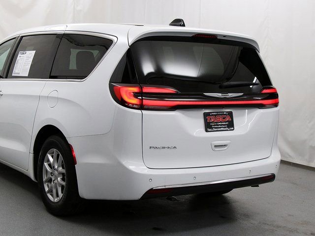 Used 2024 Chrysler Pacifica Touring-L image 7