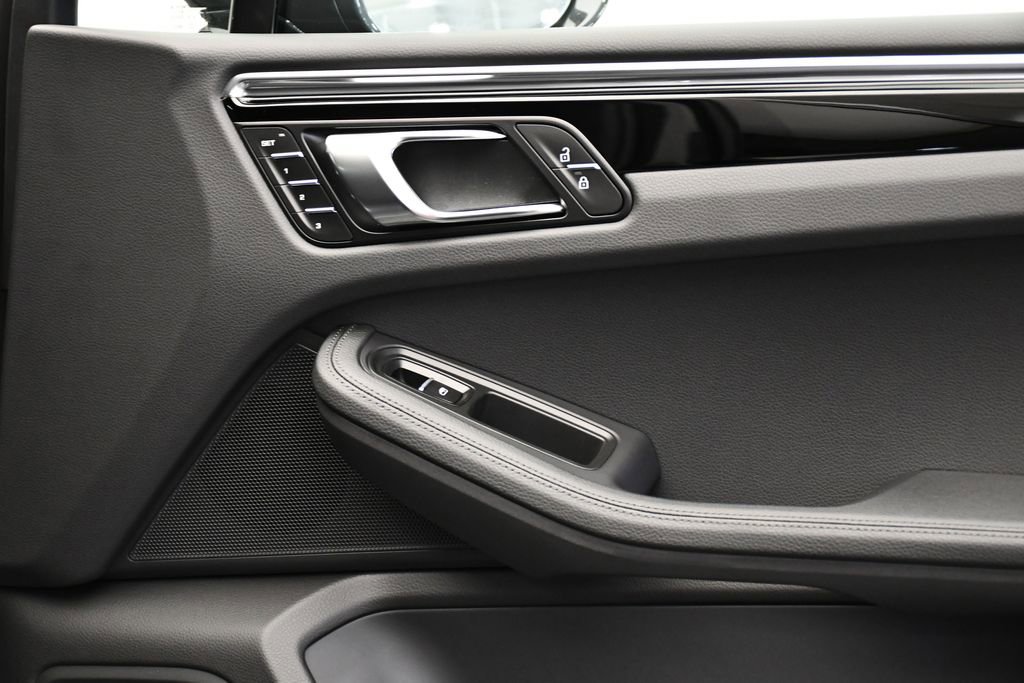Certified 2025 Porsche Macan Turbo AWD/4WD image 47