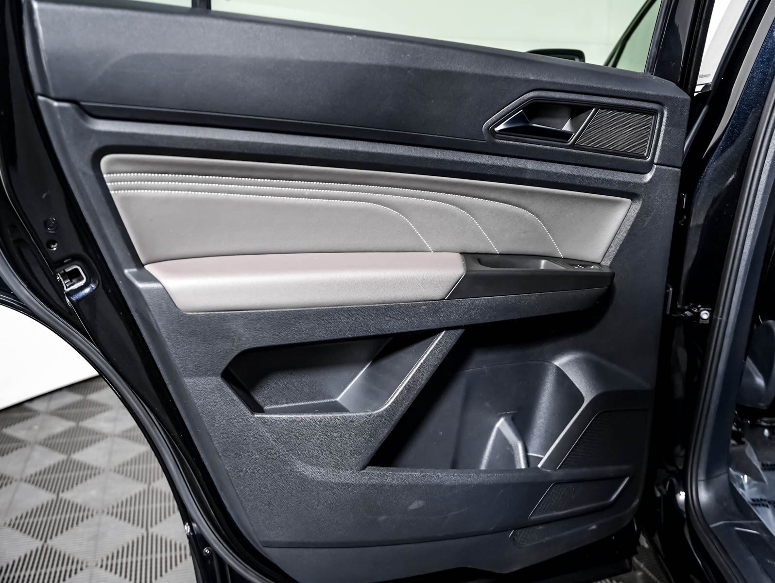 Used 2023 Volkswagen Atlas Cross Sport SE w/ Panoramic Sunroof Package FWD image 22