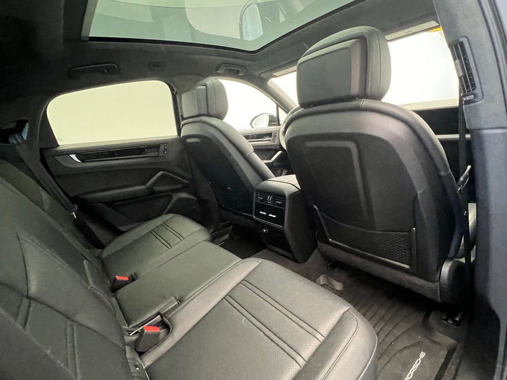 Certified 2025 Porsche Cayenne GTS AWD/4WD image 16