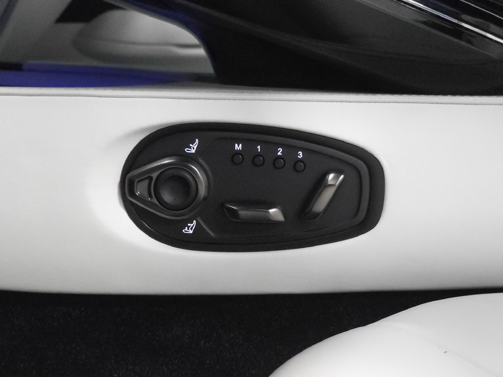 Used 2025 Aston Martin V8 Vantage Coupe RWD image 18