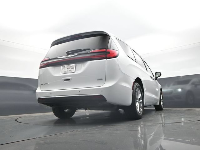 Used 2023 Chrysler Pacifica Touring-L AWD/4WD image 30