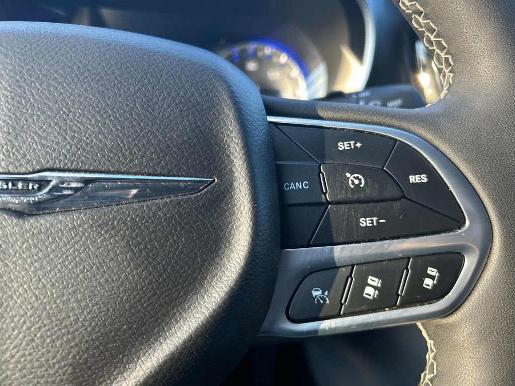 Used 2024 Chrysler Pacifica Touring-L image 25