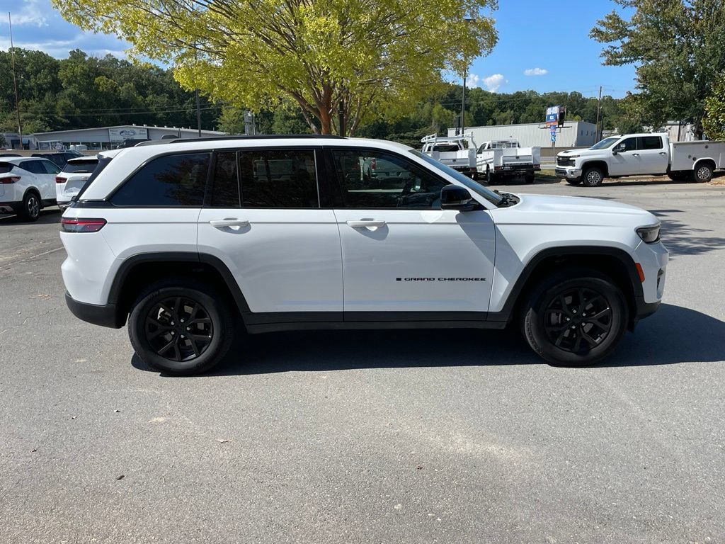 Used 2025 Jeep Grand Cherokee Altitude AWD/4WD image 9