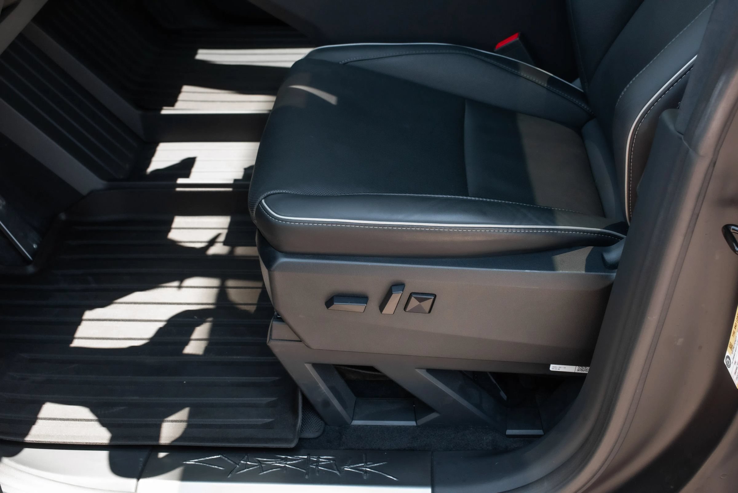 Used 2025 Tesla Cybertruck AWD Crew Cab image 13