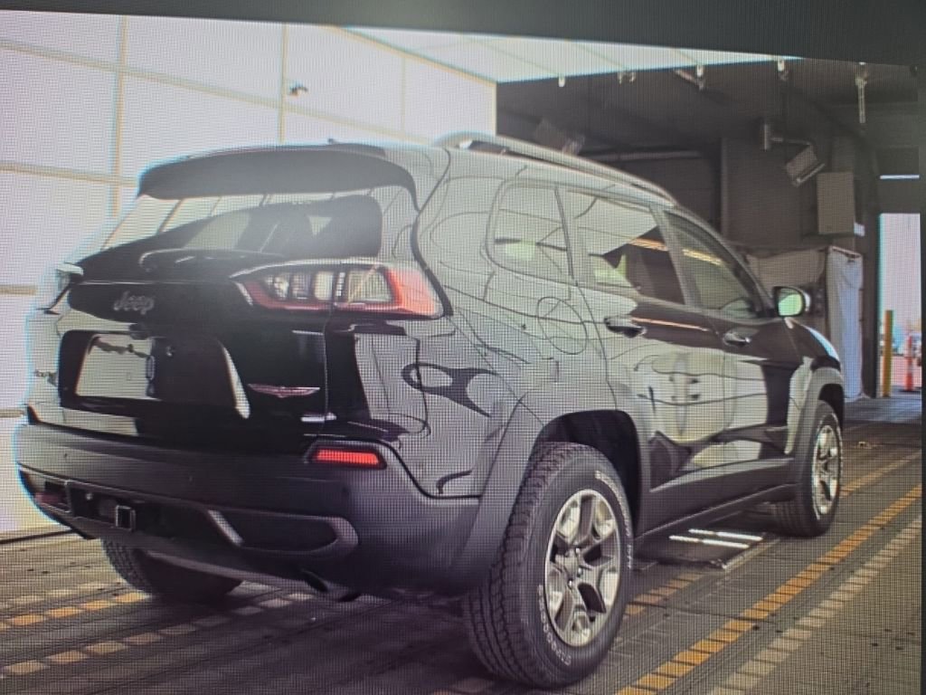 Used 2019 Jeep Cherokee Trailhawk AWD/4WD image 3