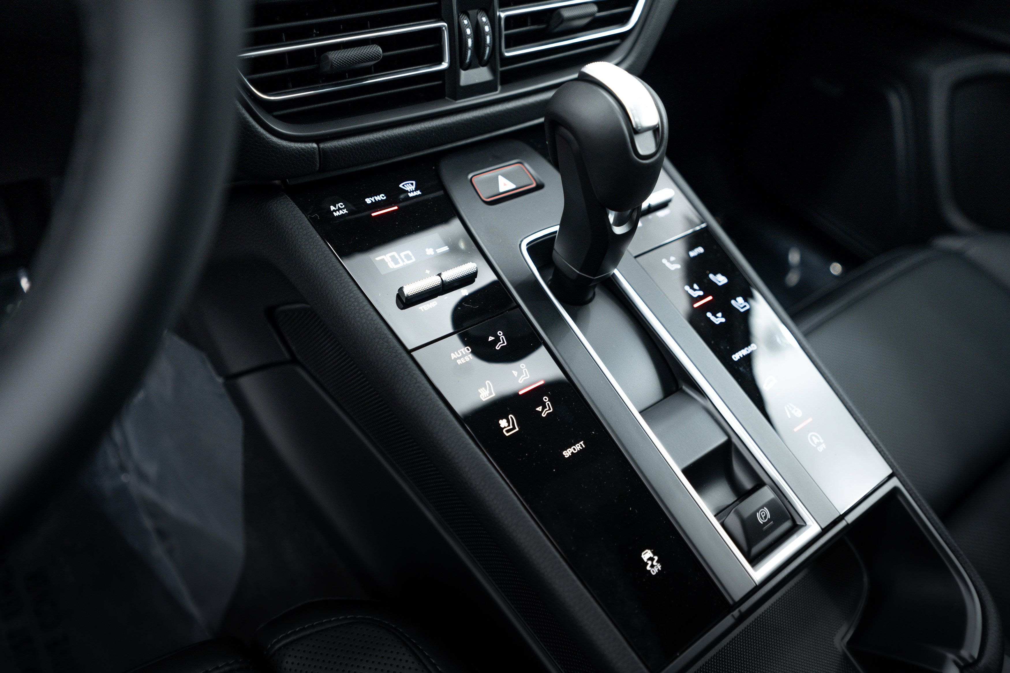 Certified 2026 Porsche Macan AWD/4WD image 16