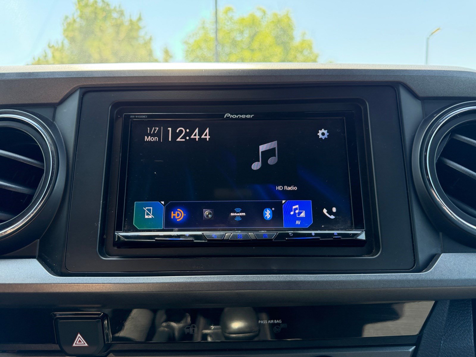 Used 2018 Toyota Tacoma TRD Off-Road w/ Technology Package AWD/4WD image 12