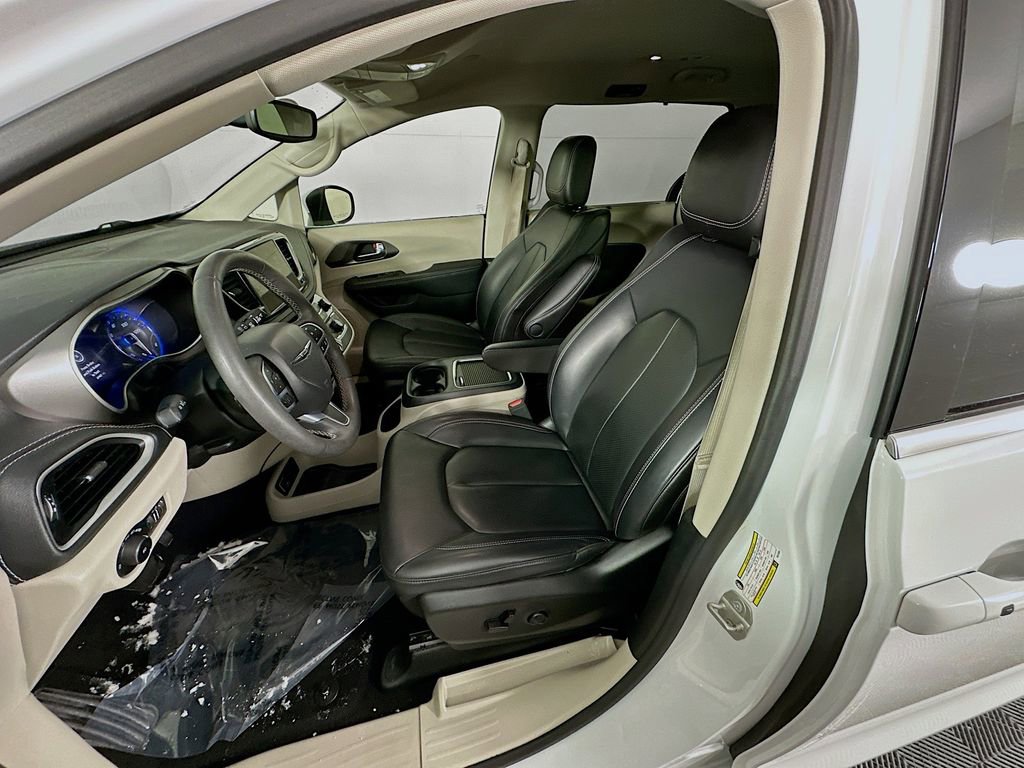 Used 2023 Chrysler Pacifica Touring-L image 28