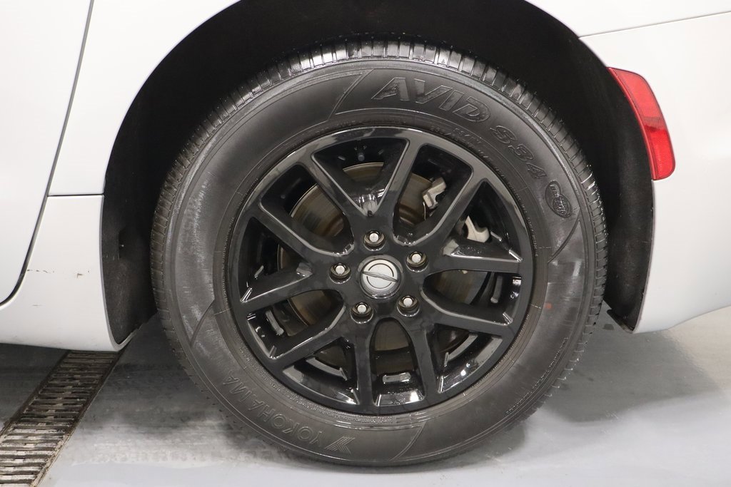 Used 2024 Chrysler Pacifica Touring-L image 25