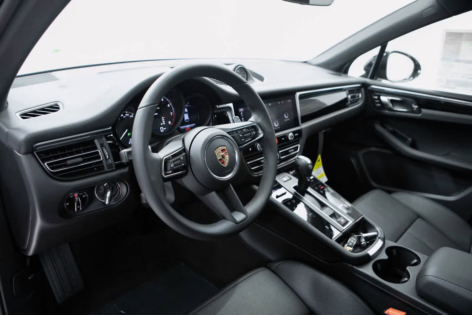Certified 2026 Porsche Macan AWD/4WD image 4