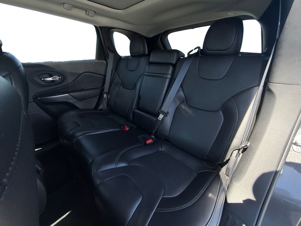 Used 2019 Jeep Cherokee Limited image 16