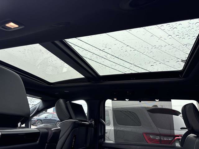 Used 2023 Chrysler Pacifica Limited w/ Uconnect Theater Family Group image 13