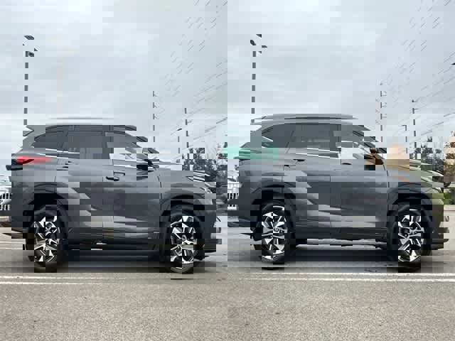 Used 2022 Toyota Highlander XLE image 3