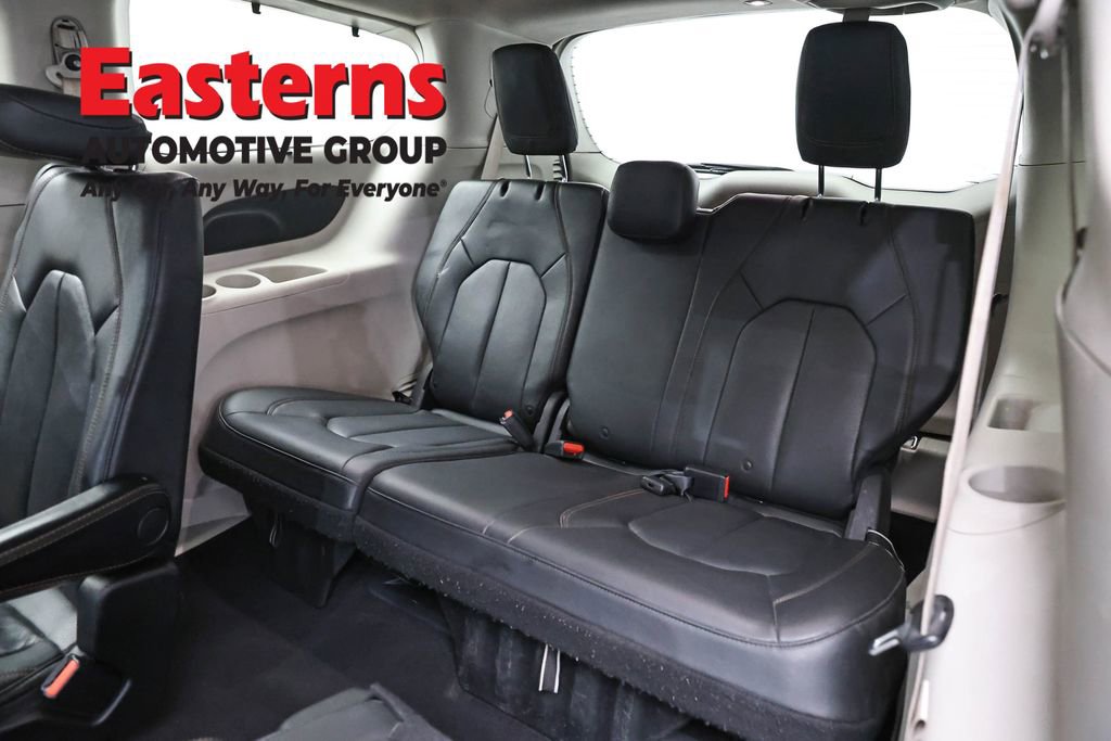 Used 2020 Chrysler Pacifica Touring-L FWD image 28