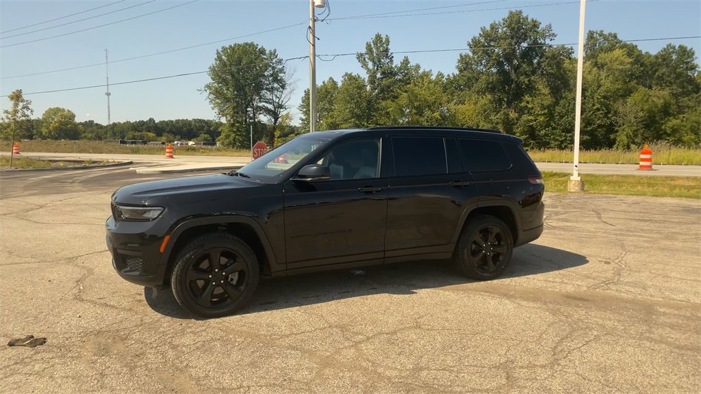 Used 2023 Jeep Grand Cherokee L Laredo image 5
