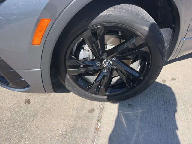 Used 2023 Volkswagen Tiguan SE R-Line image 30