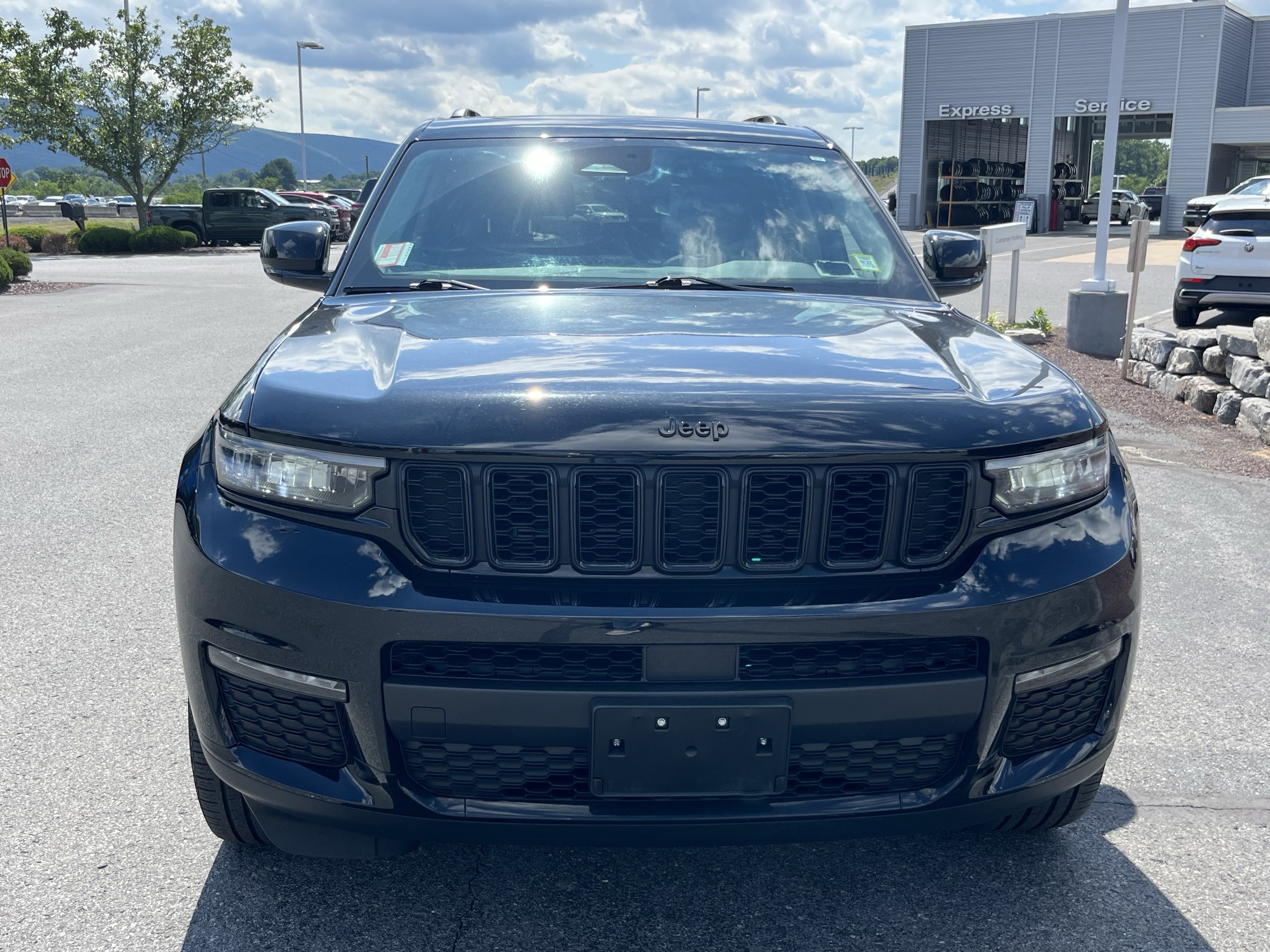 Used 2023 Jeep Grand Cherokee L Limited w/ Black Appearance Package AWD/4WD image 8