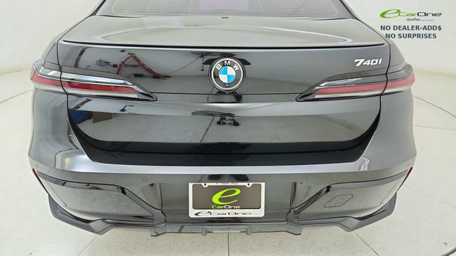 Used 2023 BMW 740i w/ Parking Assistance Package RWD image 11