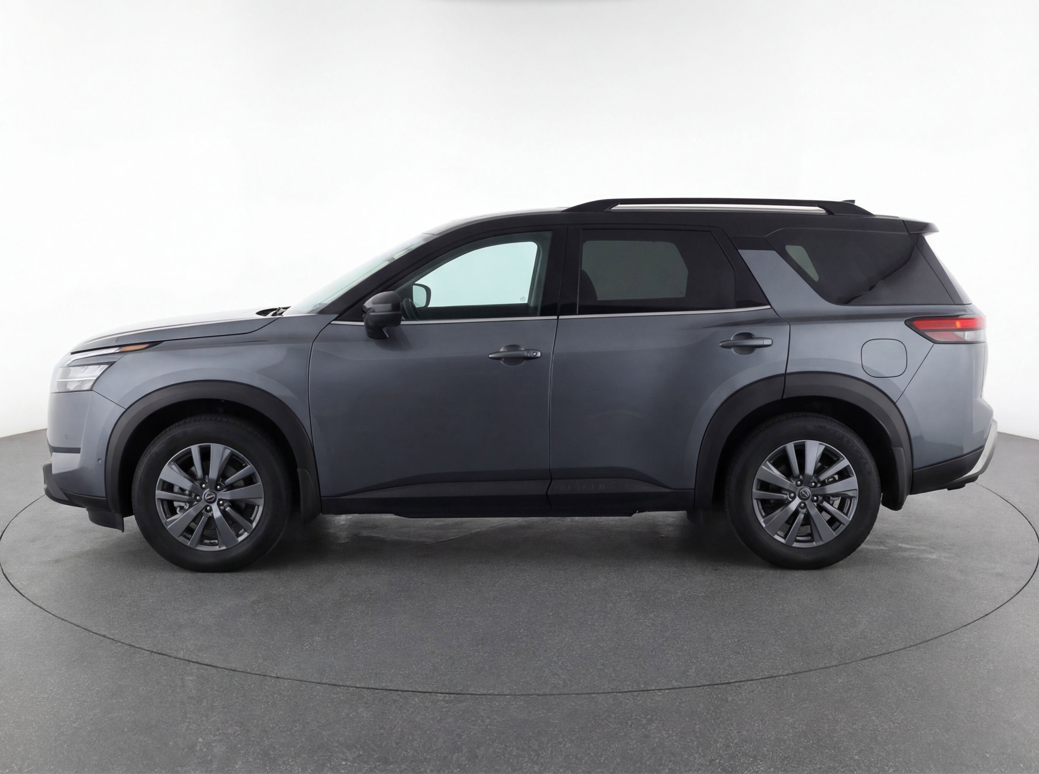 Used 2024 Nissan Pathfinder SV image 5