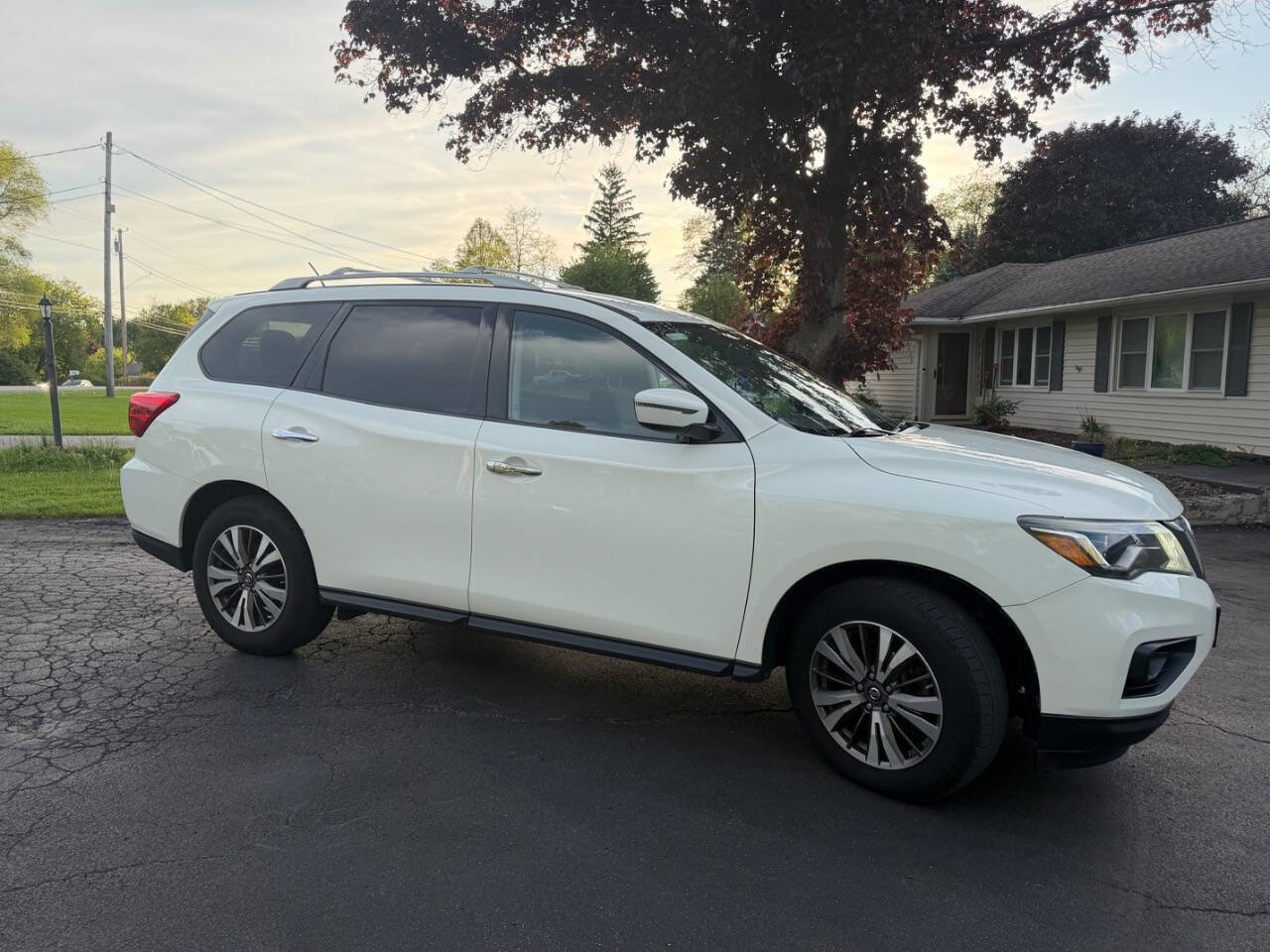 Used 2018 Nissan Pathfinder SV w/ SV Tech Package AWD/4WD image 4