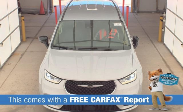 Used 2024 Chrysler Pacifica Touring-L FWD image 2