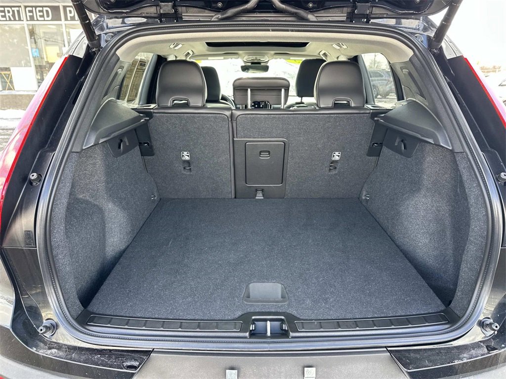 Used 2025 Volvo XC40 B5 Core image 10