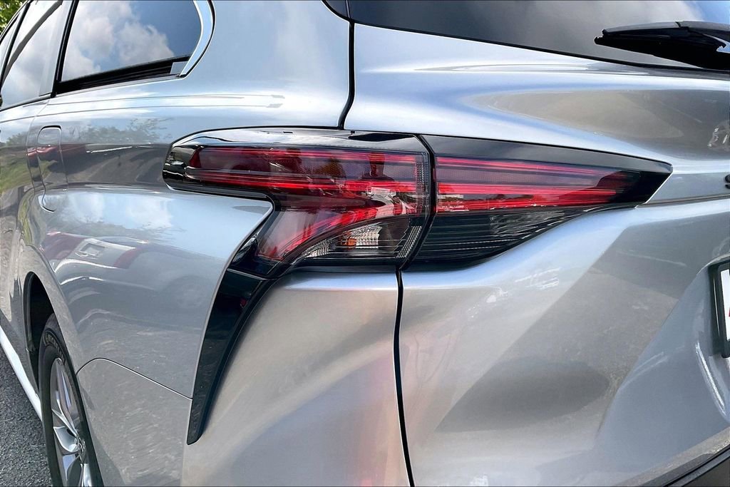 Used 2021 Toyota Sienna LE w/ LE Plus Package AWD/4WD image 18