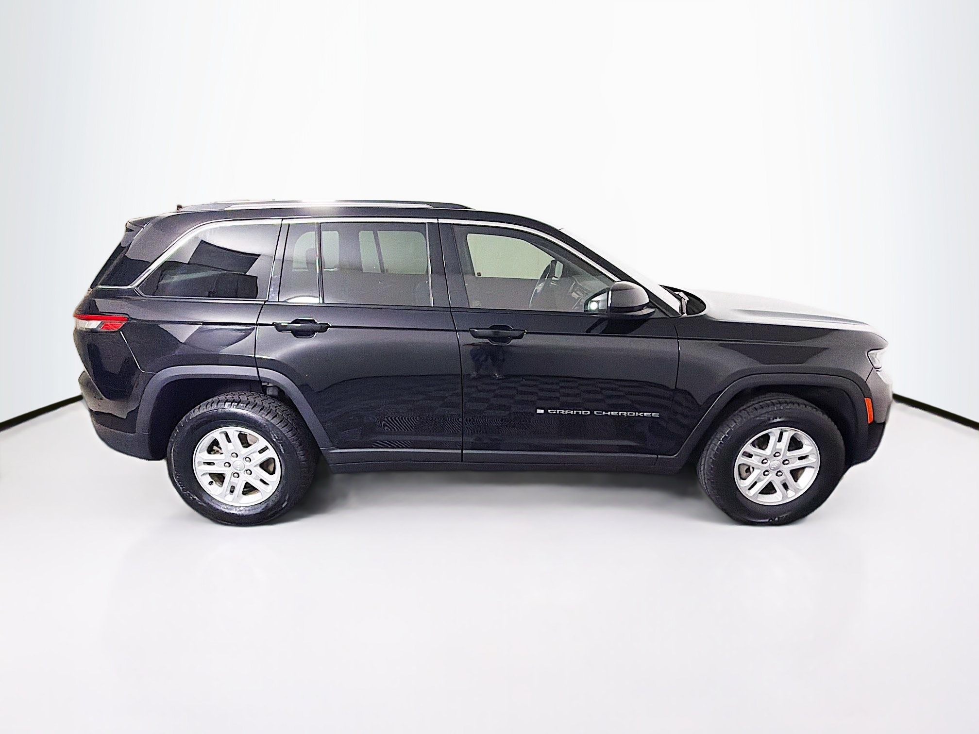 Used 2023 Jeep Grand Cherokee Laredo RWD image 10