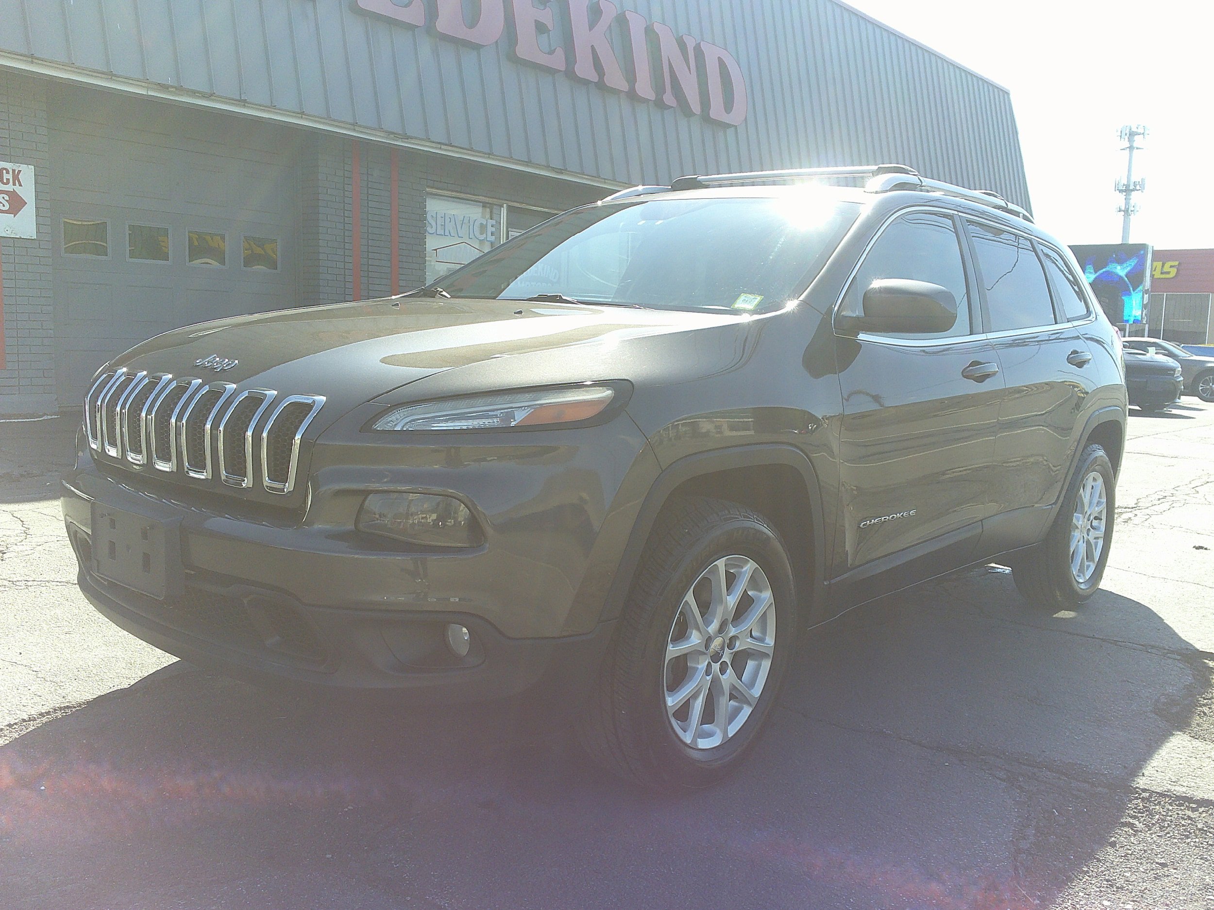 Used 2017 Jeep Cherokee Latitude w/ Cold Weather Group AWD/4WD image 11