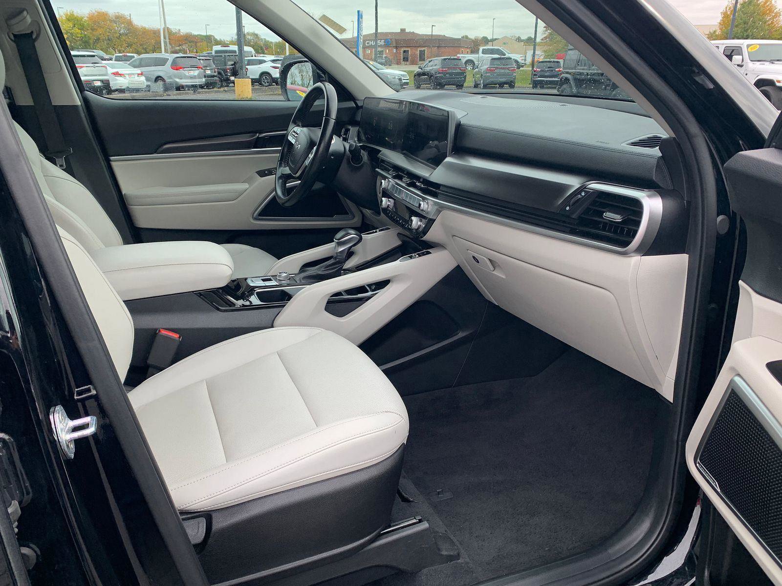 Used 2023 Kia Telluride S image 10