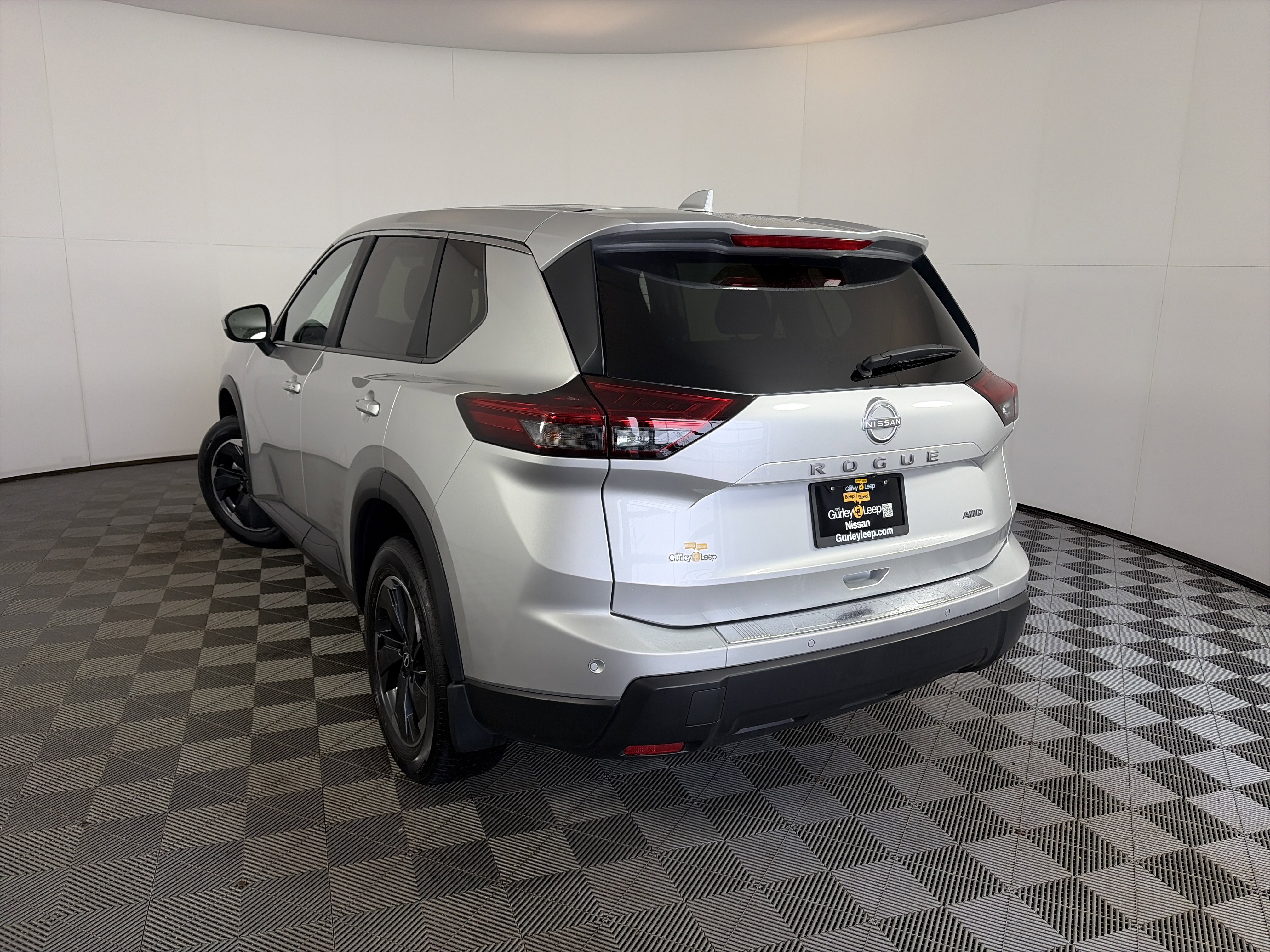 Used 2025 Nissan Rogue SV image 2