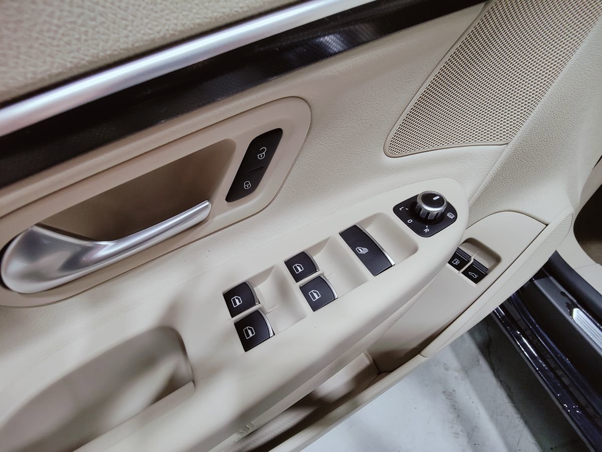 Used 2014 Volkswagen Eos FWD image 23